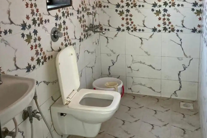 Room 7 of 12