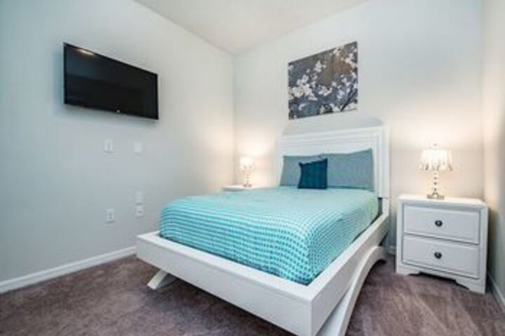 Room 4 of 12