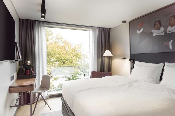 Room 28 of 110