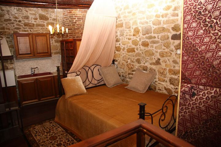 Room 3 of 74