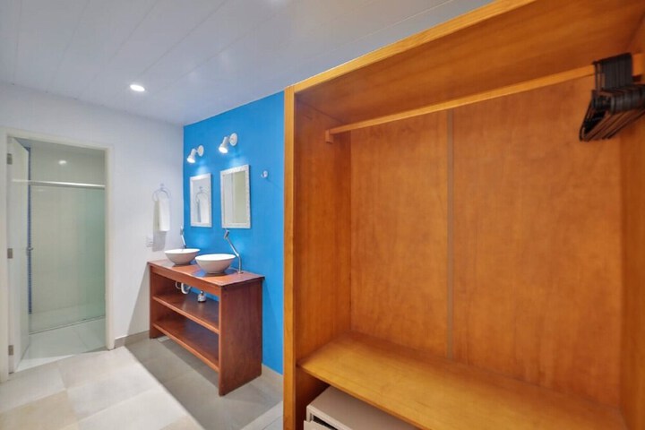 Room 203 of 274
