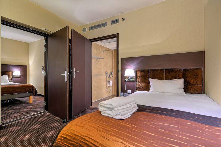 Room 5 of 160