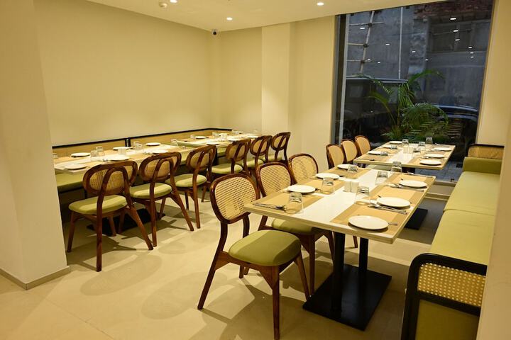 Dining 34 of 48