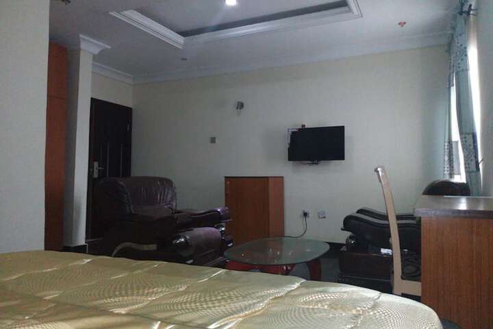 Room 16 of 33