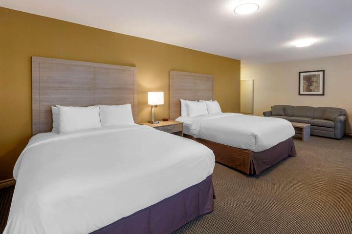 2 Queen Beds Business Room (4 of 13)
