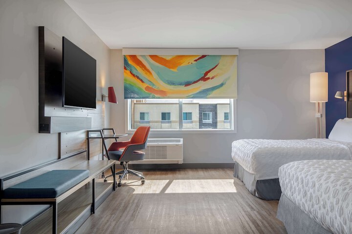 2 Queen Beds with Walk in Shower (4 of 7)