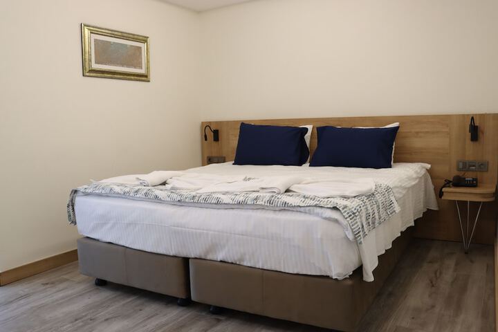 Room 7 of 32