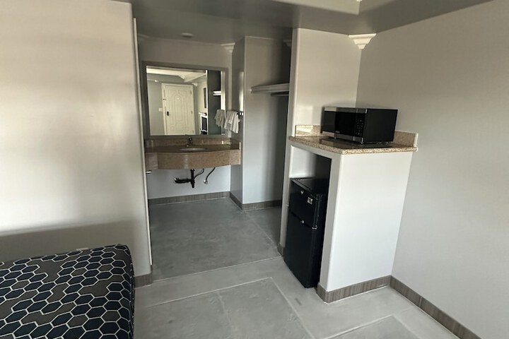 Room 4 of 8