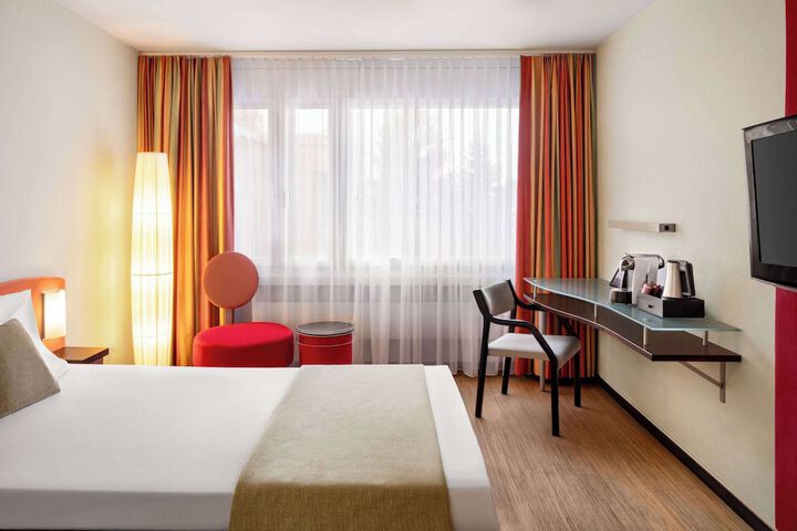 Room 32 of 96