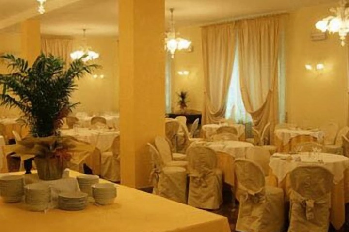 Ballroom/Hall 15 of 17