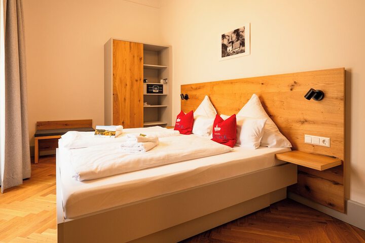 Room 9 of 25