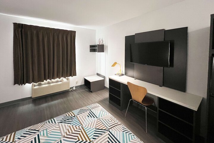 1 Queen Bed Kitchen (29 of 30)
