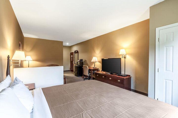 1 King Bed (2 of 14)