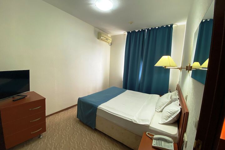 Room 8 of 106
