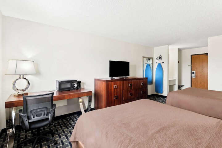 2 Queen Beds (5 of 9)
