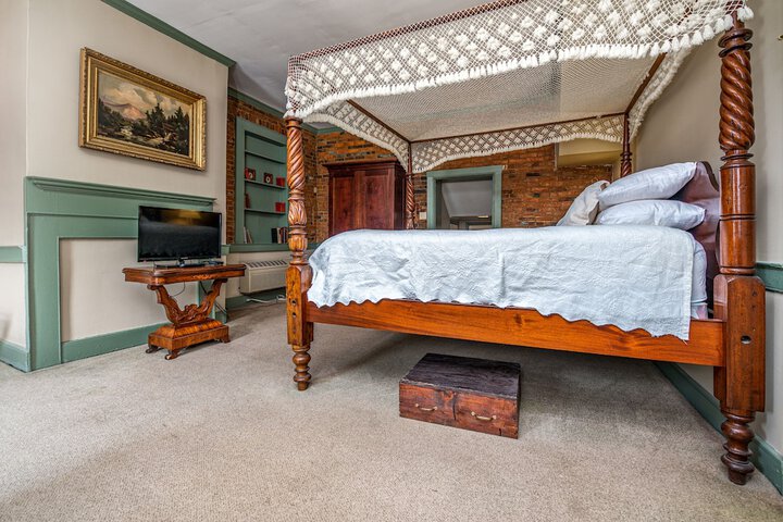 State Room King Bed (4 of 9)