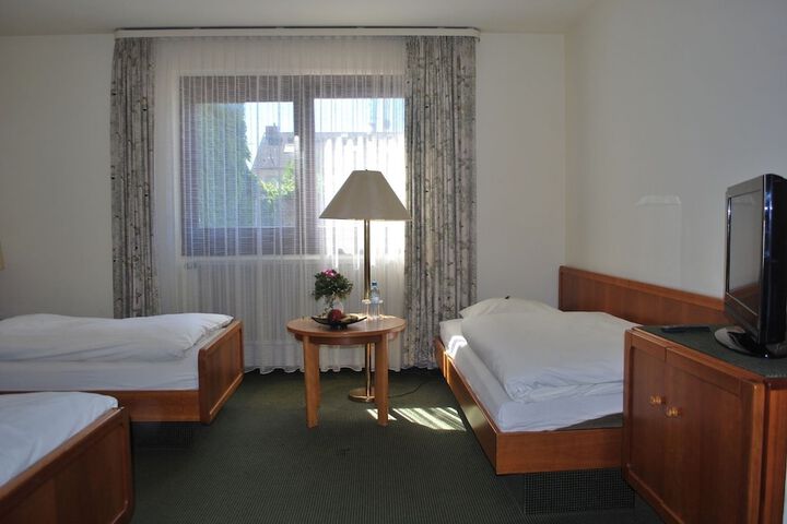 Room 7 of 33