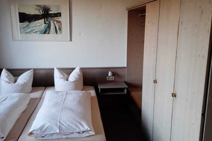 Room 4 of 6