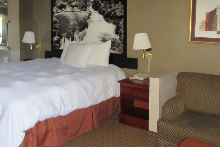 1 Queen Bed (7 of 9)