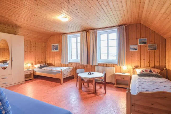 Room 4 of 8