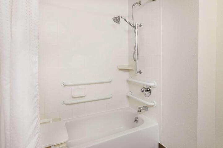 1 Queen Bed Mobility Accessible Bathtub with Grab Bars (10 of 14)