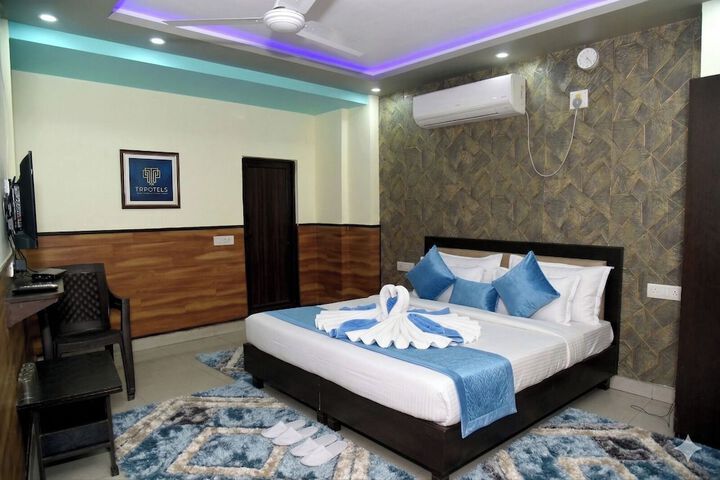Room 12 of 16