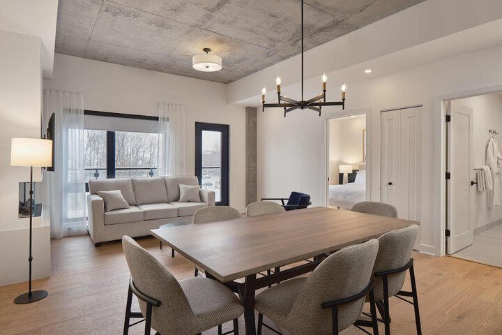209 2nd Floor Studio Murphy Queen Bed with Balcony (6 of 95)