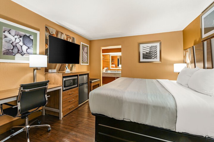 1 King Bed (1 of 30)