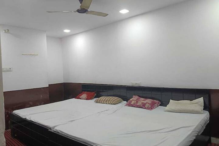 Room 6 of 10