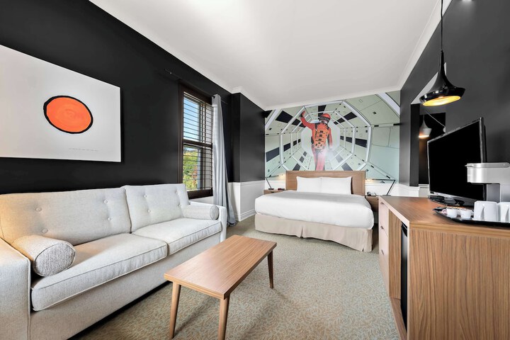 Suite 2 Queen Beds Sitting Area WiFi Coffee and Tea Maker Bathtub and Shower Continental Breakfast (13 of 29)