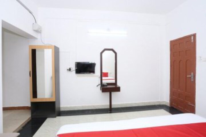 OYO FLAGSHIP 45302 KAVERI TOURIST HOME GURUVAYUR