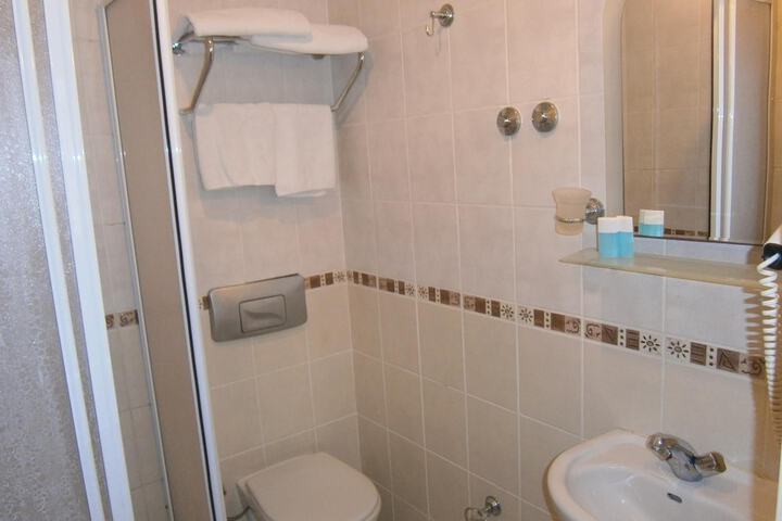 Room 17 of 28