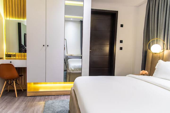 Room 4 of 81