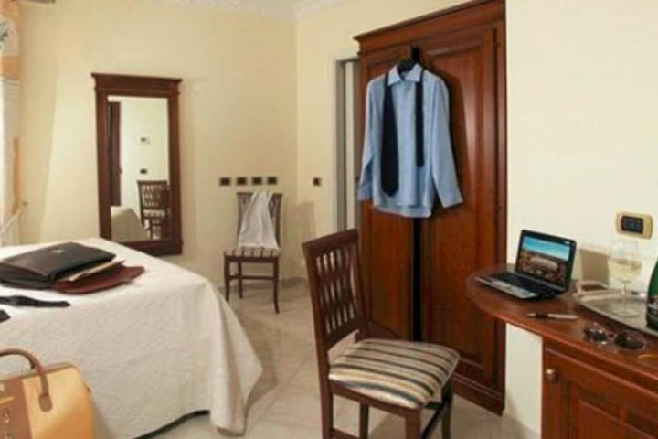 Room 9 of 12