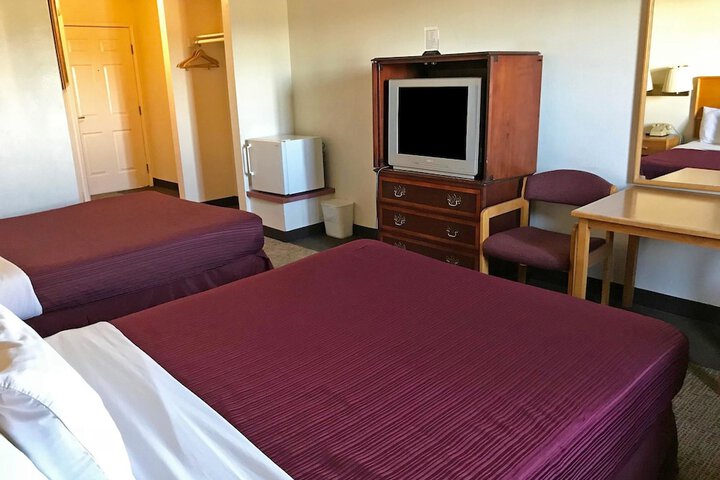 2 Queen Beds (2 of 5)