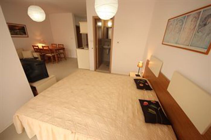 Room 52 of 153