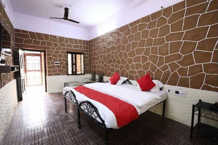 Room 4 of 13