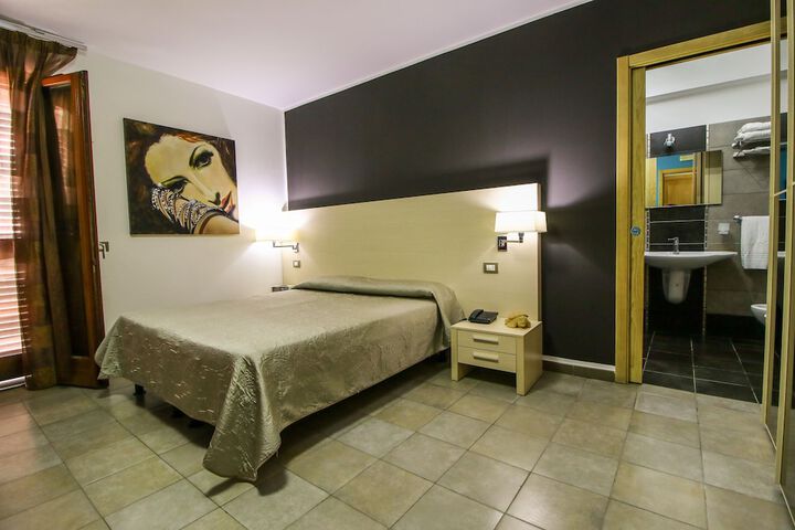Room 4 of 16