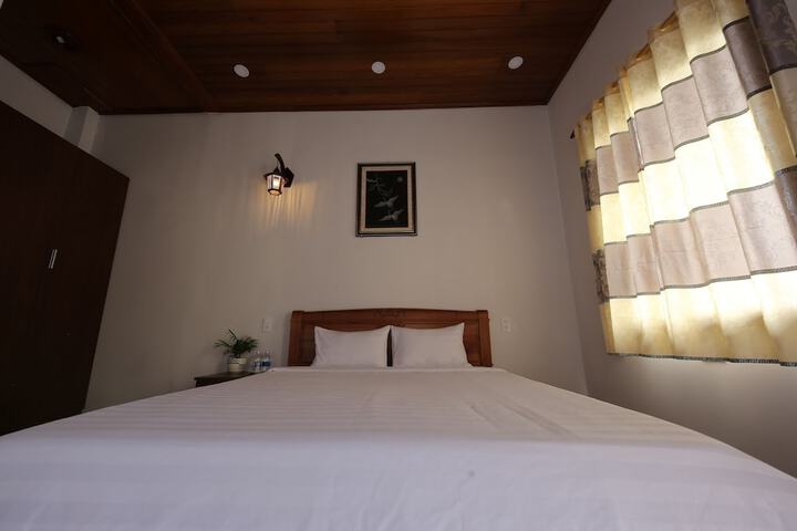 Room 4 of 16