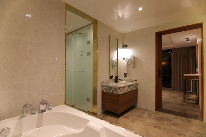 Room 165 of 190
