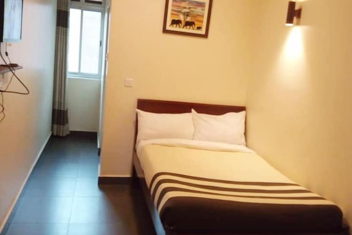 Room 12 of 32