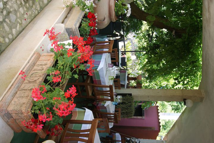 Dining 94 of 100