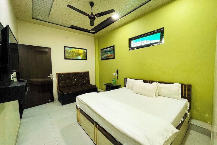 Room 8 of 16