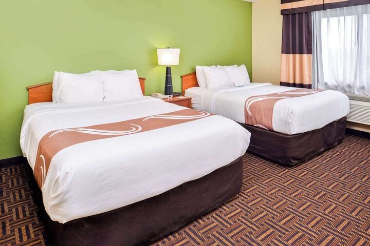 2 Queen Beds (5 of 8)