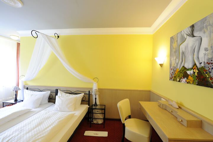 Room 8 of 32