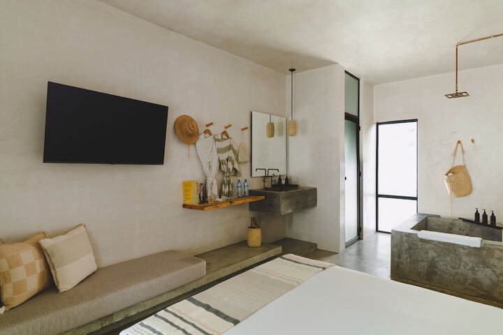 Room 7 of 80