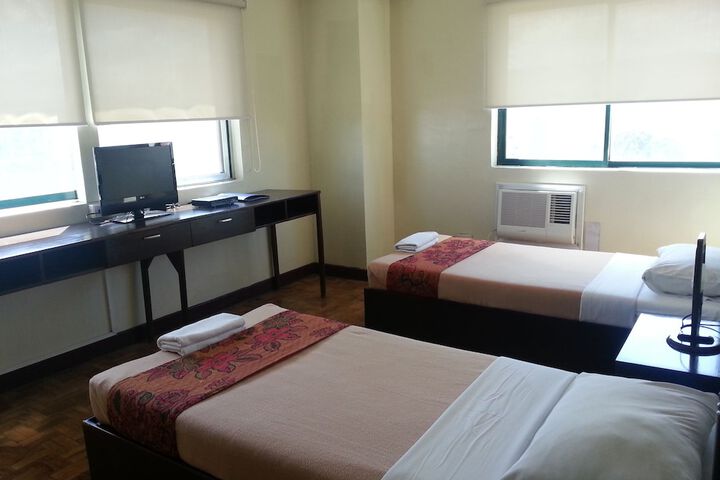 Room 6 of 12