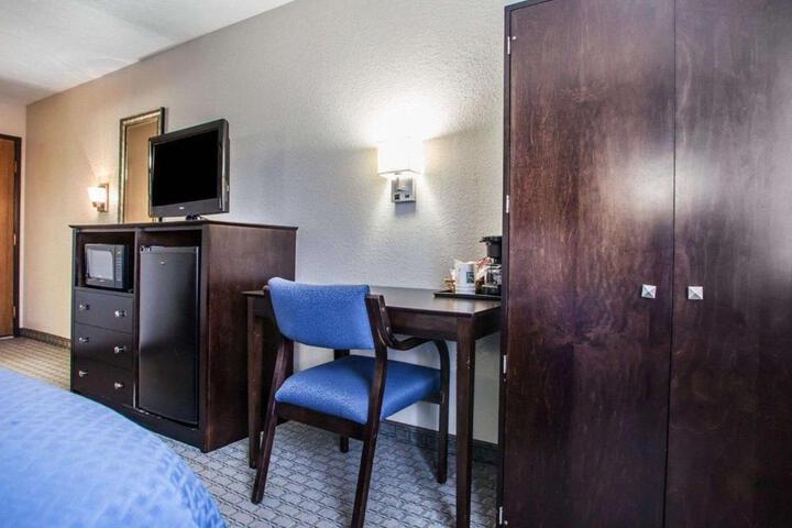 1 King Bed (3 of 12)