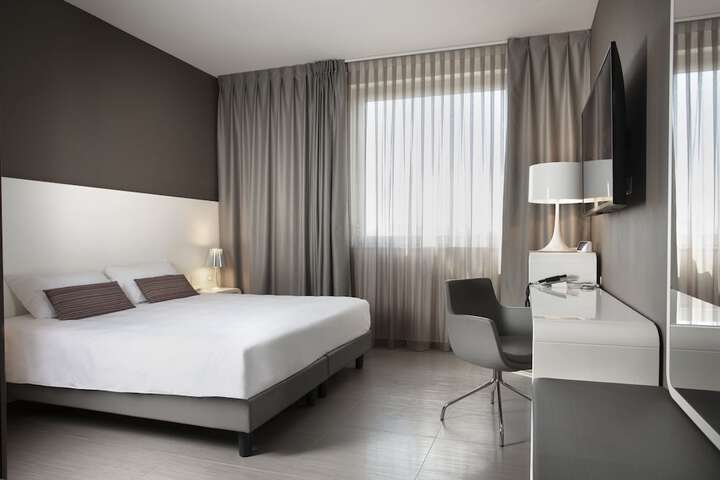 Room 14 of 76