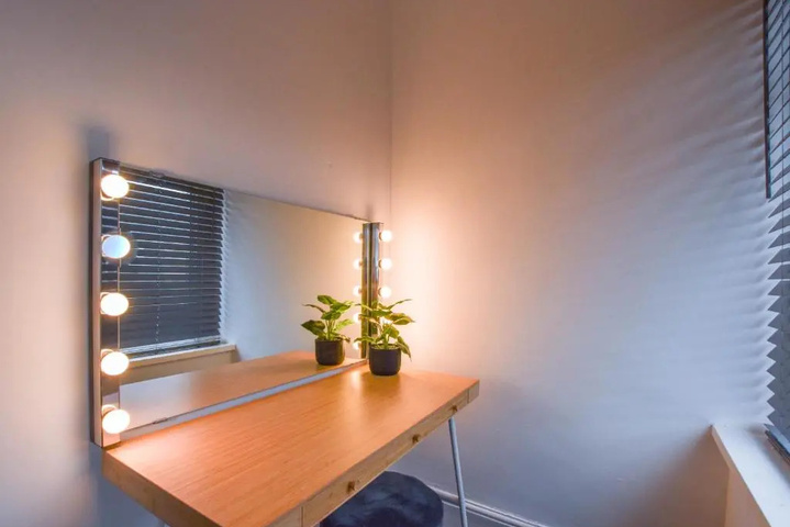 Room 6 of 12